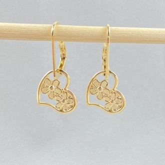 Detalhes do produto Brinco Argola com Trava Coração com Flor, Folheado a Ouro 18K